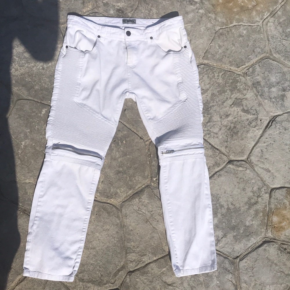 RUE 21 Black. Slim flex white jeans